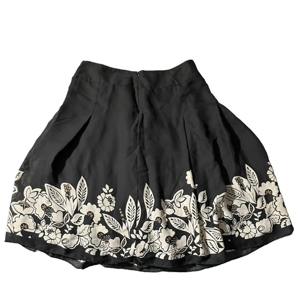 Geoffrey Beene Sport women's size 10 black floral twirly skirt - Picture 2 of 5